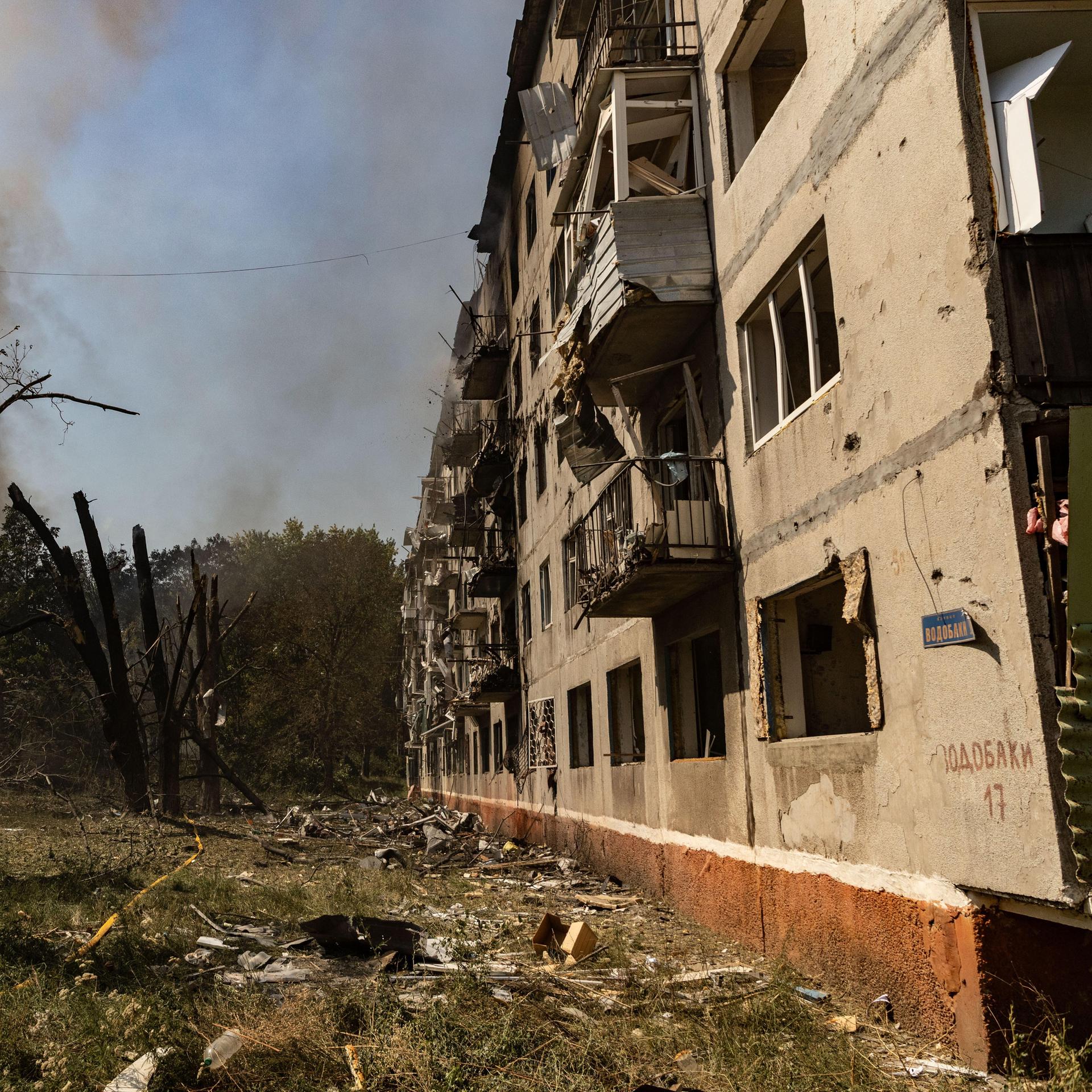 Nach einem russischen Luftangriff in Kramatorsk, Ukraine, steigt eine Rauchsäule über einem Wohngebiet mit einem zerstörten Wohnhaus auf.