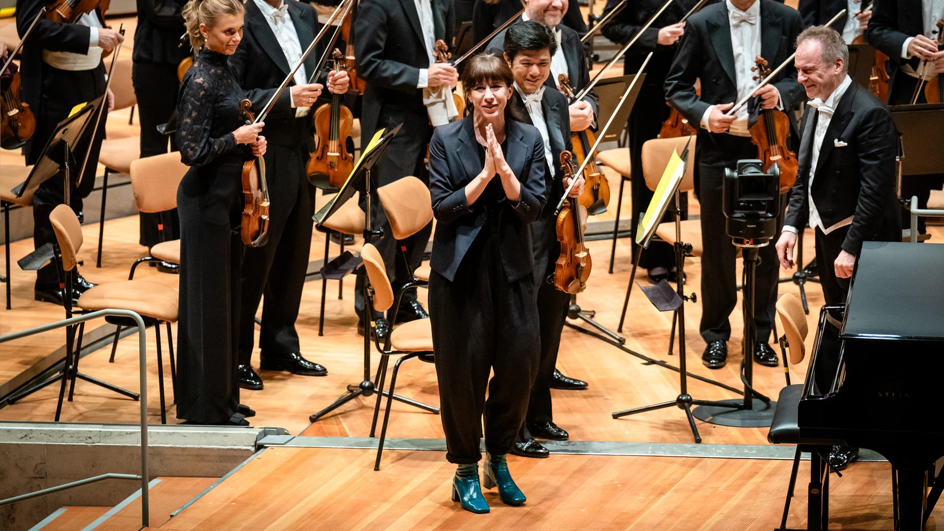 Wir sehen die MusikeMissy Mazzoli und Jonathan Nott zusammen mit den Berliner Philharmonikern. 