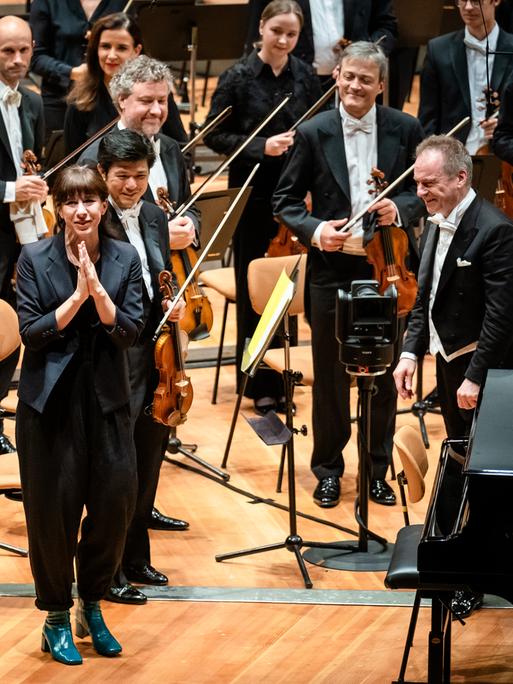 Wir sehen die MusikeMissy Mazzoli und Jonathan Nott zusammen mit den Berliner Philharmonikern. 