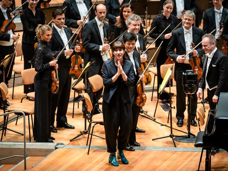 Wir sehen die MusikeMissy Mazzoli und Jonathan Nott zusammen mit den Berliner Philharmonikern. 