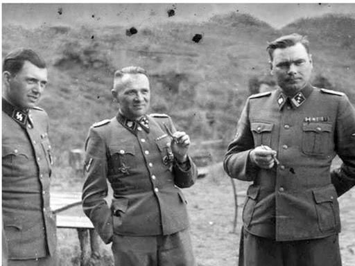SS-Offiziere vor einer SS-Kaserne bei  Auschwitz, von links nach rechts: Auschwitz-Arzt Josef Mengele, Rudolf Höß, Josef Kramer 