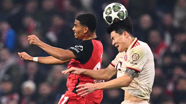 Ein Kopfball-Duell zwischen 2 Spielern von München und Leverkusen.