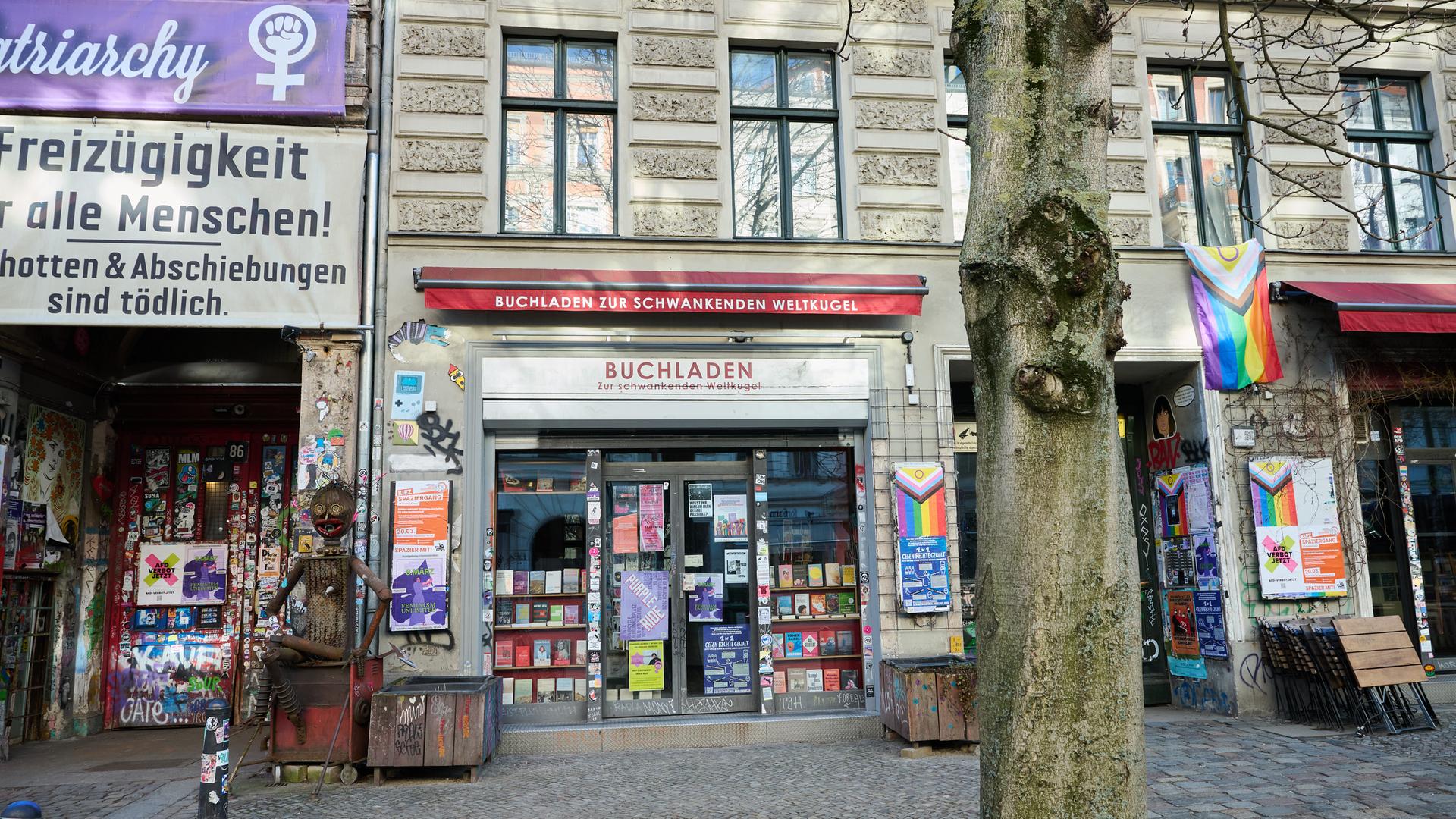 Der Buchladen «Zur schwankenden Weltkugel» in der Kastanienallee in Berlin