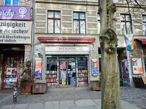 Der Buchladen "Zur schwankenden Weltkugel" in der Kastanienallee in Berlin Der Buchladen "Zur schwankenden Weltkugel" in der Kastanienallee in Berlin