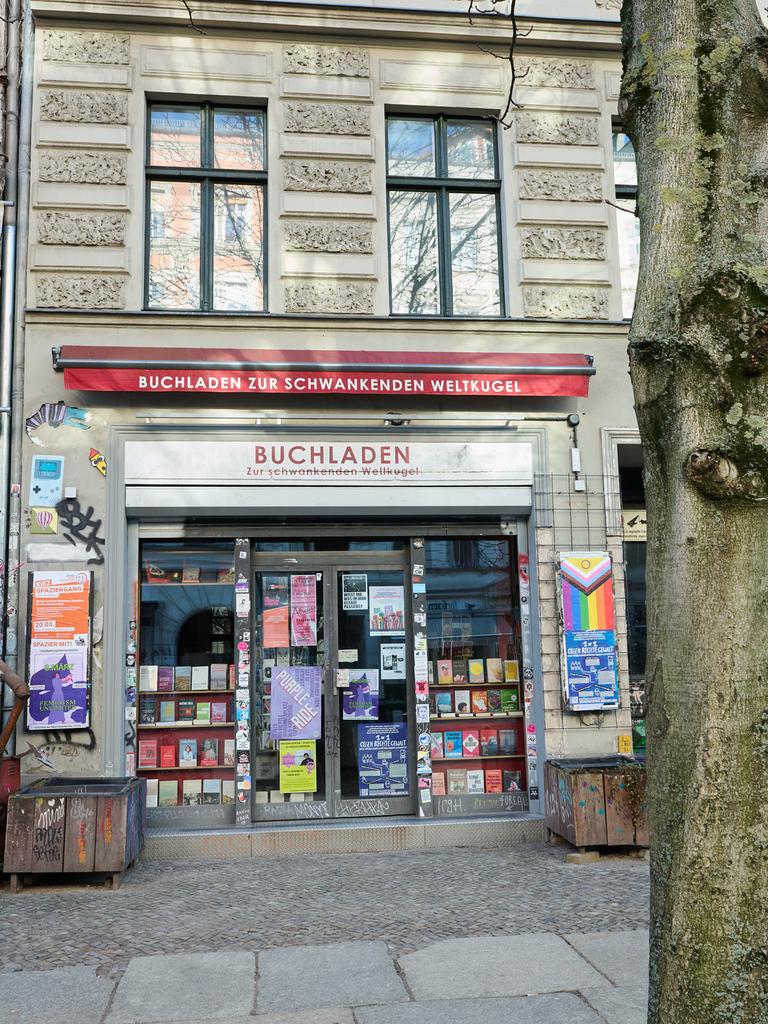 Der Buchladen "Zur schwankenden Weltkugel" in der Kastanienallee in Berlin Der Buchladen "Zur schwankenden Weltkugel" in der Kastanienallee in Berlin