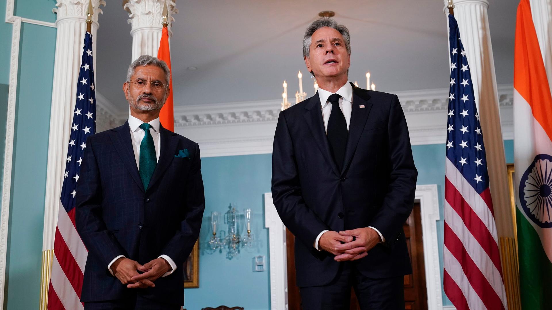 US-Außenminister Blinken und der indische Außenminister Jaishankar stehen im Weißen Haus in Washington nebeneinander. Hinter ihnen die Landesfahnen. US-Außenminister Blinken und der indische Außenminister Jaishankar stehen im Weißen Haus in Washington nebeneinander. Hinter ihnen die Landesfahnen.