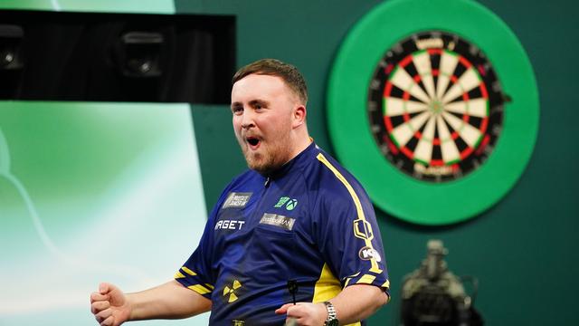 Luke Littler ballt die Fäuste. Er freut sich über den Sieg bei der Darts-WM