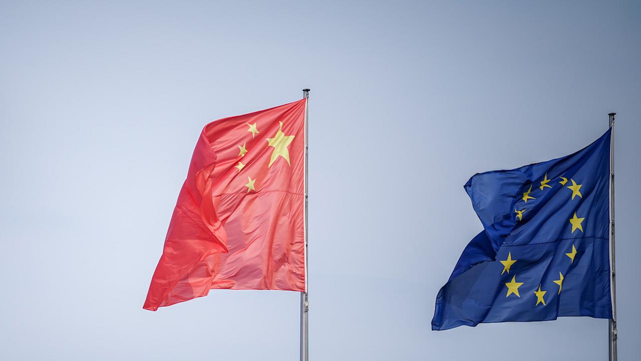 Die Flaggen von China und der EU wehen im Wind