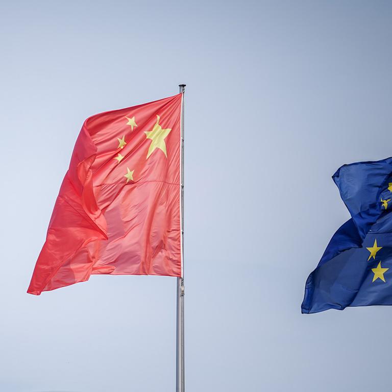 Die Flaggen von China und der EU wehen im Wind