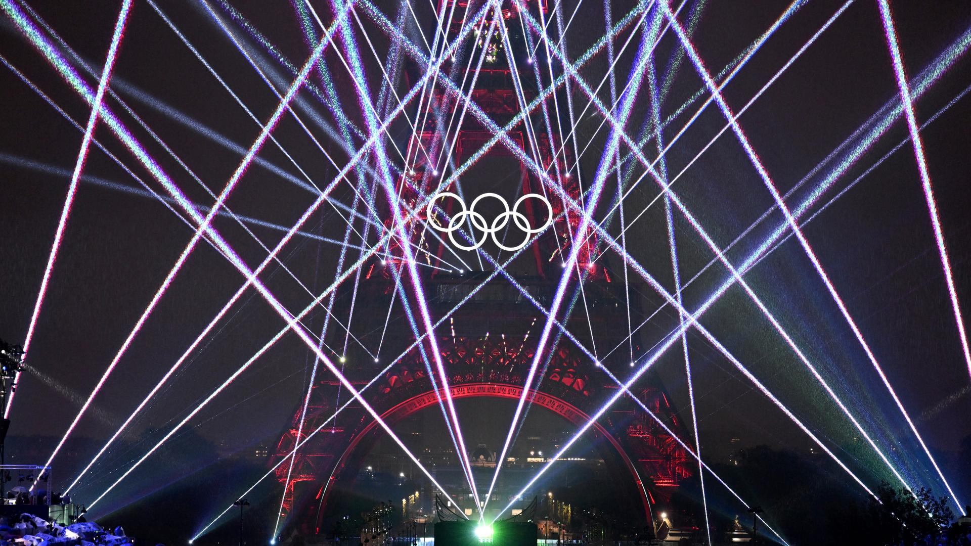 Olympia, Paris 2024, Eröffnungsfeier der Olympischen Sommerspiele, eine Lichtershow färbt den Himmel