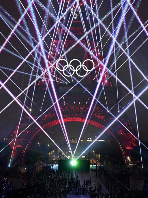 Olympia, Paris 2024, Eröffnungsfeier der Olympischen Sommerspiele, eine Lichtershow färbt den Himmel