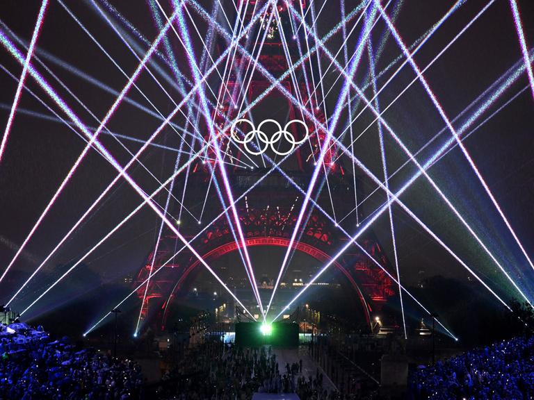 Olympia, Paris 2024, Eröffnungsfeier der Olympischen Sommerspiele, eine Lichtershow färbt den Himmel