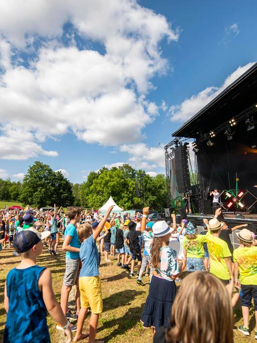Deine Freunde live beim Picknick Konzert auf der Zoopark Festwiese in Erfurt im Sommer 2021.