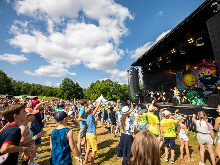 Deine Freunde live beim Picknick Konzert auf der Zoopark Festwiese in Erfurt im Sommer 2021.