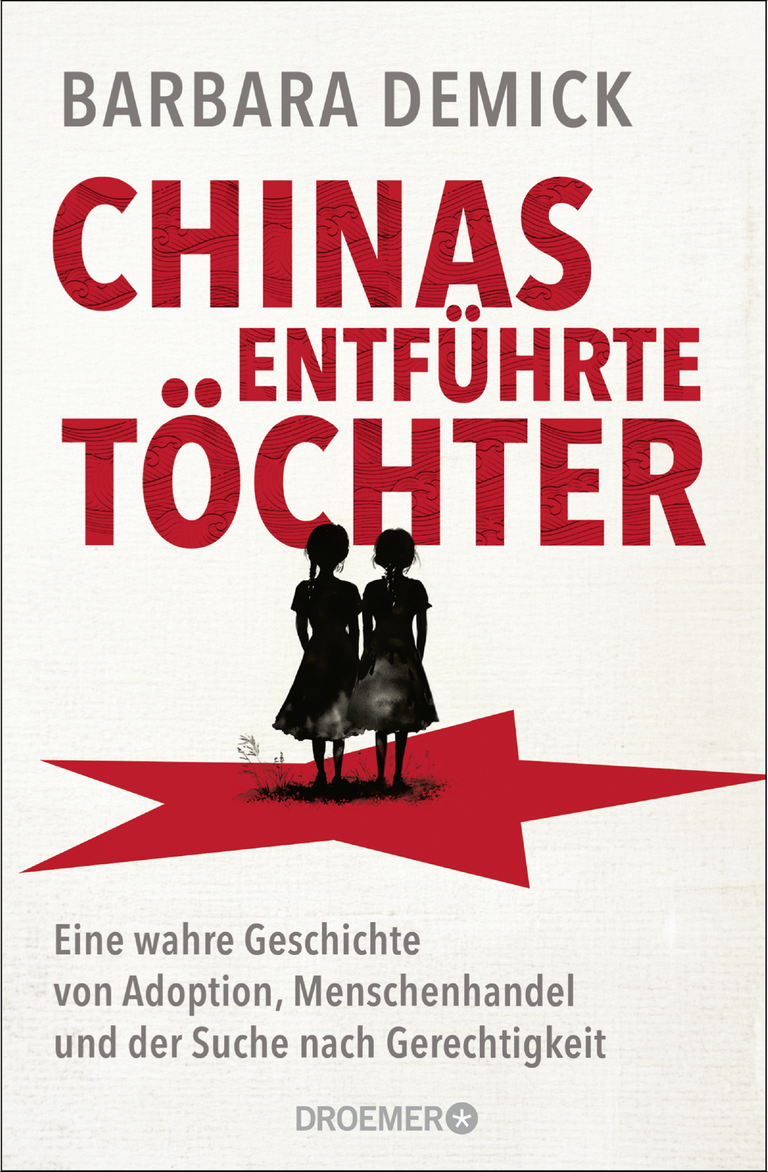 Buchcover mit dem Titel "Chinas entführte Töchter". Zwei kindliche Silhouetten stehen vor einem roten Stern. Oben steht der Name der Autorin Barbara Demick, unten ein Untertitel zu Adoption, Menschenhandel und Gerechtigkeit.