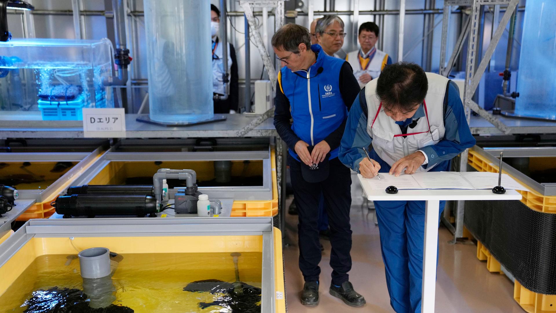 Rafael Mariano Grossi, Direktor der internationalen Atomenergiebehörde, vor Wassertanks im Atomkraftwerk von Fukushima, Japan.