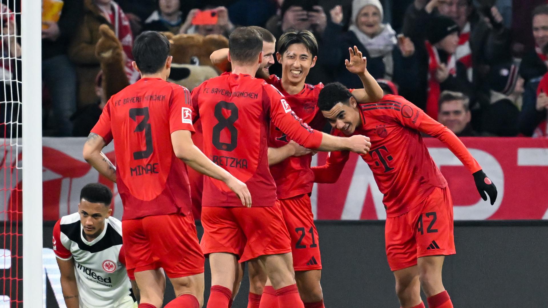 Jubel bei Spielern des FC Bayern München.