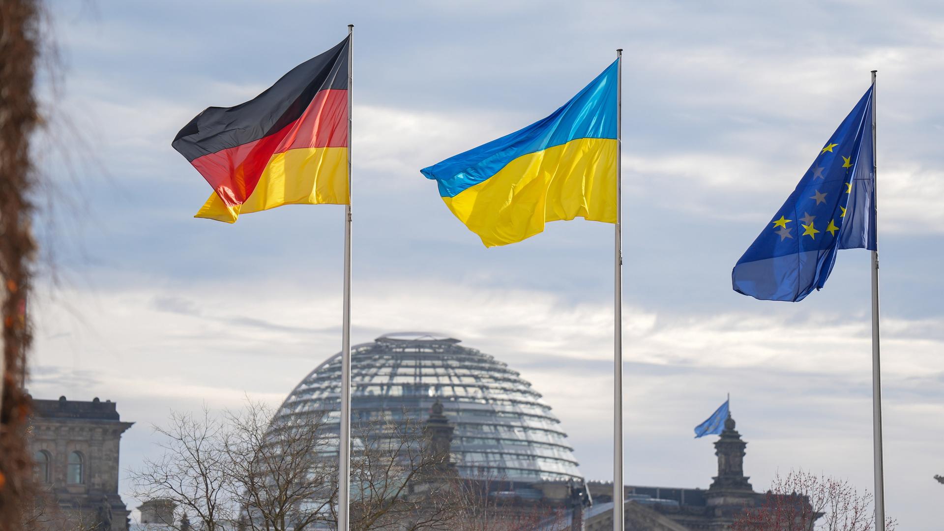 Flaggen Deutschlands, der Ukraine und der EU vor dem Berliner Reichstag