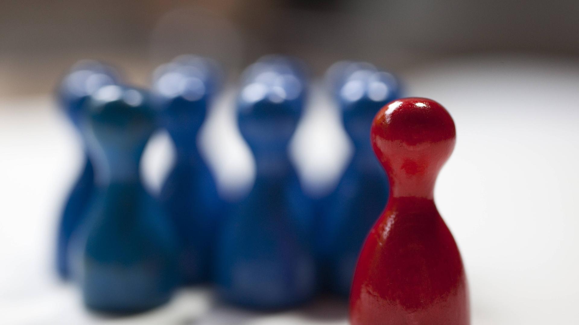 Symbolbild Ausgrenzung, Diskriminierung, Rassismus, Chefposition, Hierarchie