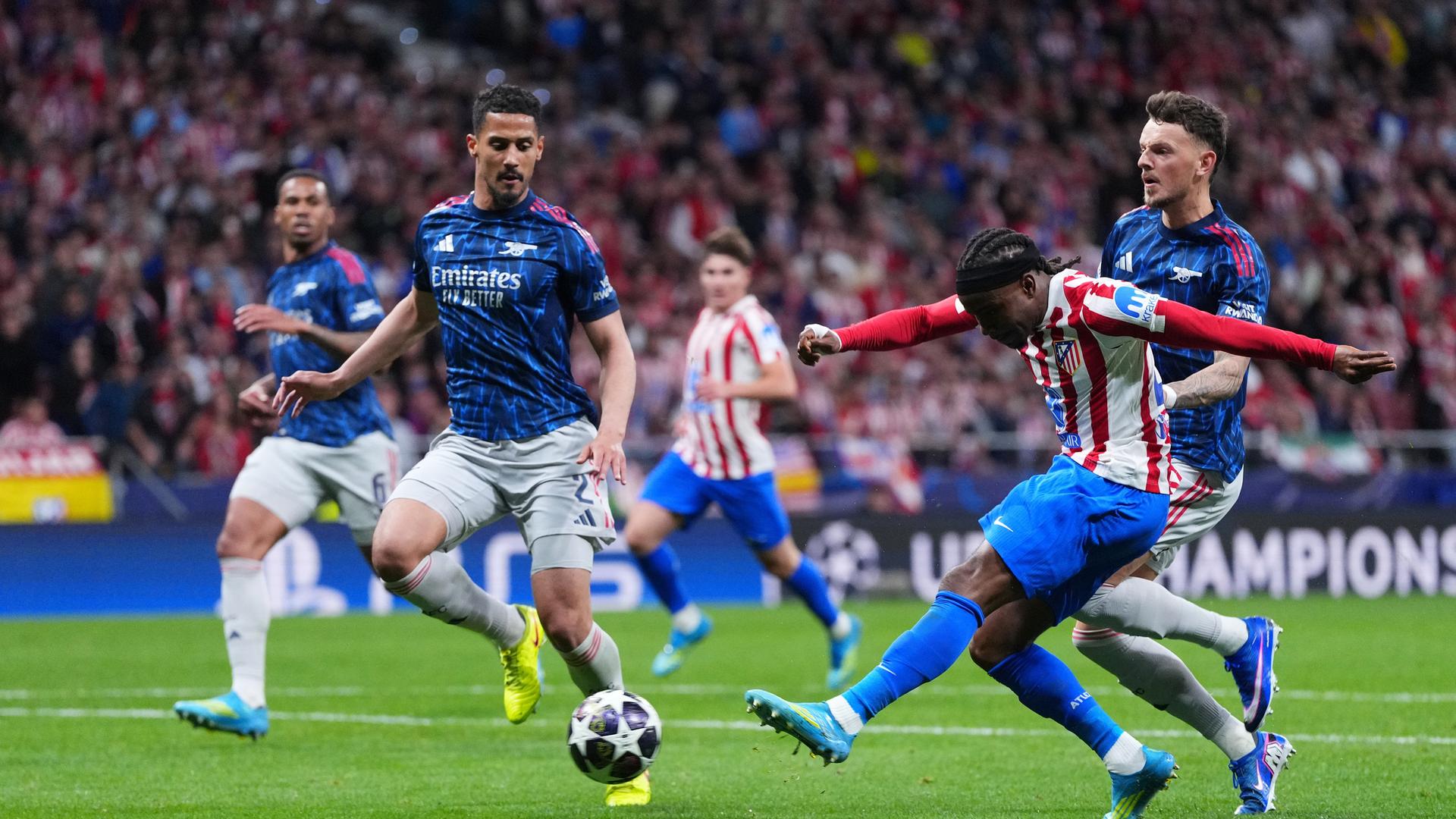 Der Fußballspieler Ademola Lookman von Atlético Madrid schießt den Ball. 