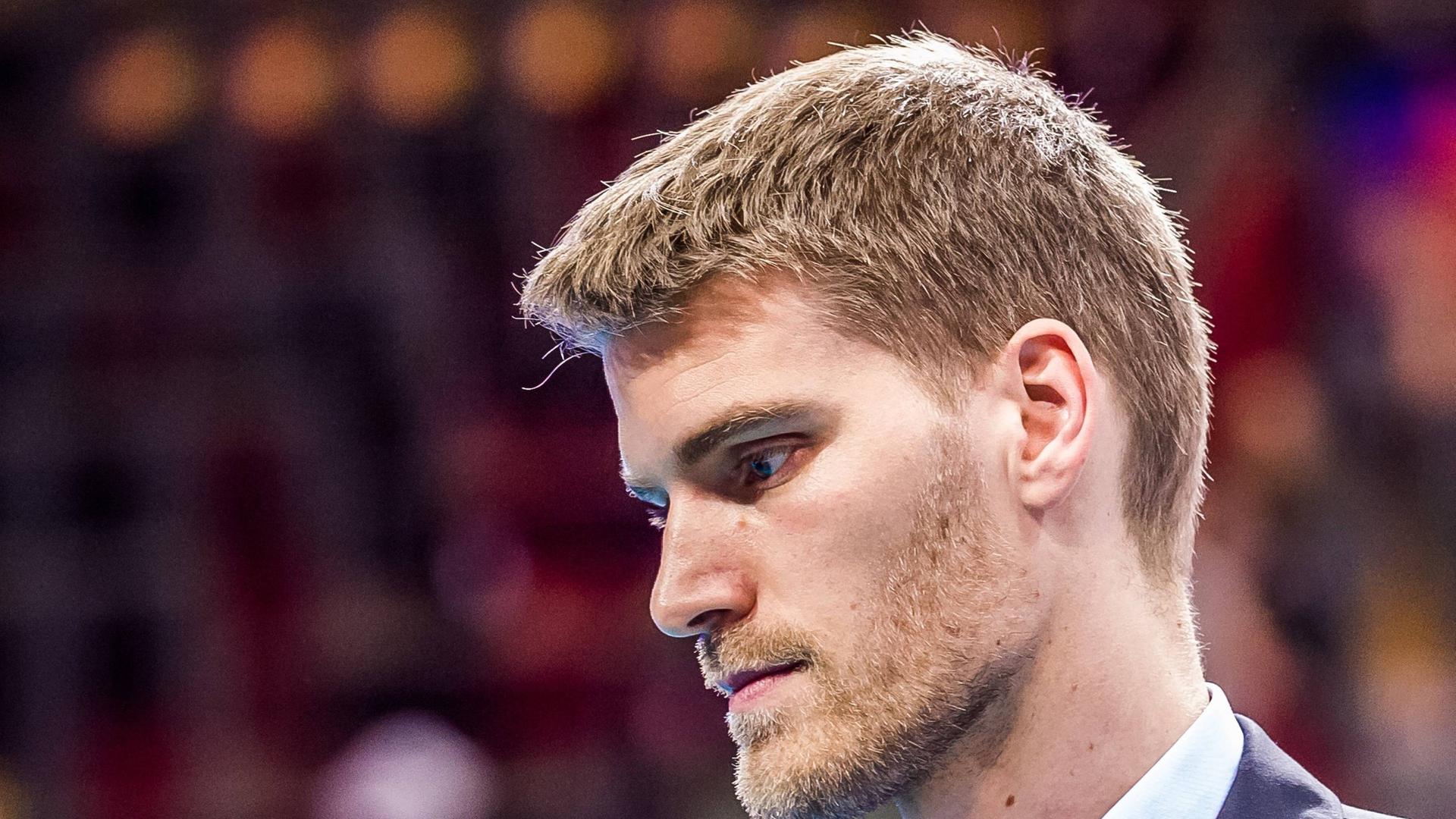 Christian Dünnes mit gesenktem Blick auf dem Spielfeld. Christian Dünnes mit gesenktem Blick auf dem Spielfeld.