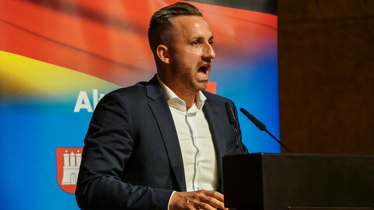 Ulrich Siegmund steht auf einem Podium und hält eine Rede.