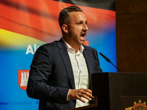 Ulrich Siegmund steht auf einem Podium und hält eine Rede. Ulrich Siegmund steht auf einem Podium und hält eine Rede.