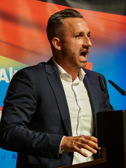 Ulrich Siegmund steht auf einem Podium und hält eine Rede. Ulrich Siegmund steht auf einem Podium und hält eine Rede.