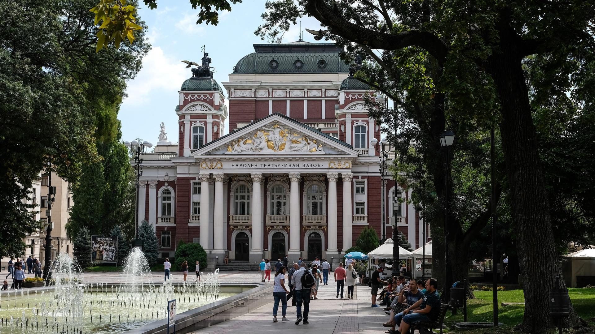 Das Nationaltheater "Iwan Wasow" im Stadtzentrum mit einem Springbrunnen in Sofia, Bulgarien