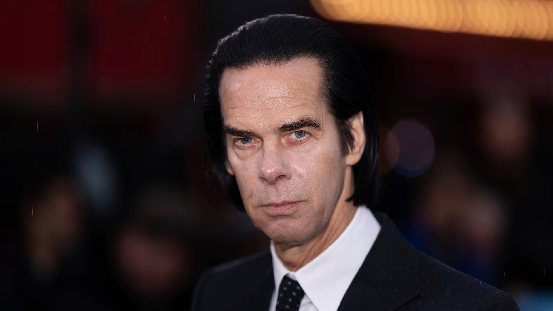 Nick Cave posiert im Close-Up Porträt bei seiner Ankunft bei der Weltpremiere des Films „Back To Black“ am 8. April 2024 in London. 