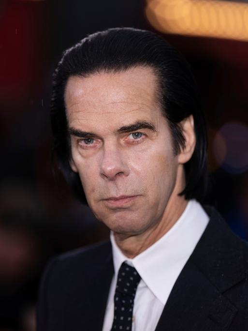 Nick Cave posiert im Close-Up Porträt bei seiner Ankunft bei der Weltpremiere des Films „Back To Black“ am 8. April 2024 in London. 