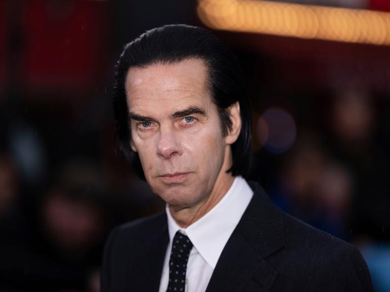 Nick Cave posiert im Close-Up Porträt bei seiner Ankunft bei der Weltpremiere des Films „Back To Black“ am 8. April 2024 in London. 