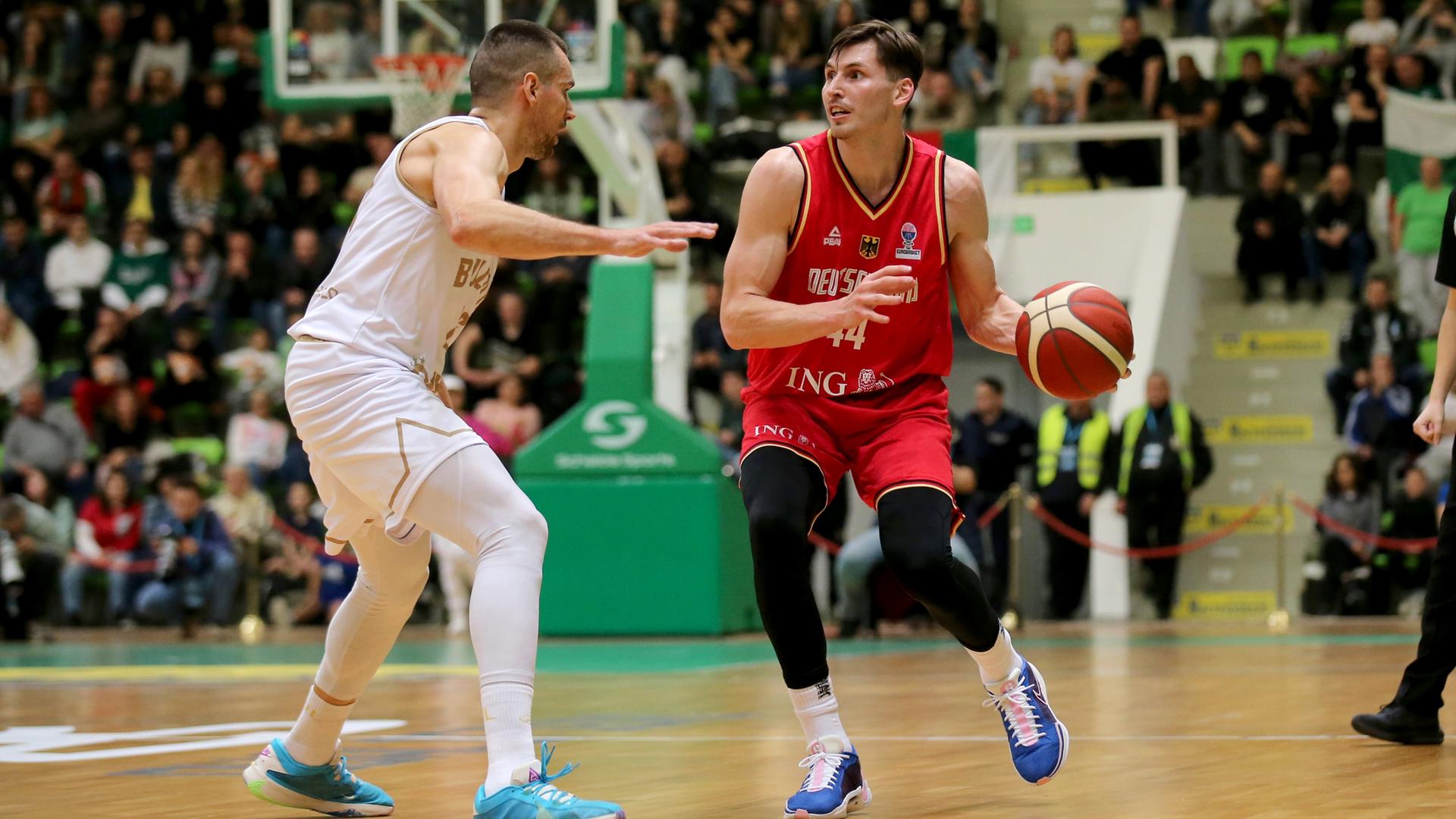 Deutschlands Basketball-Nationalspieler David Krämer im Einsatz gegen Bulgariens Hristo Zahariev.