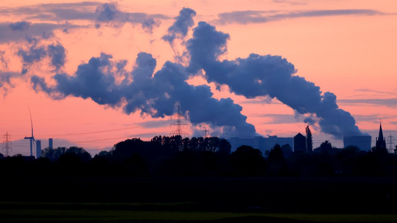 Dampfwolken steigen auf vom Kohlekraftwerk Niederaußem des Stromkonzerns RWE. 