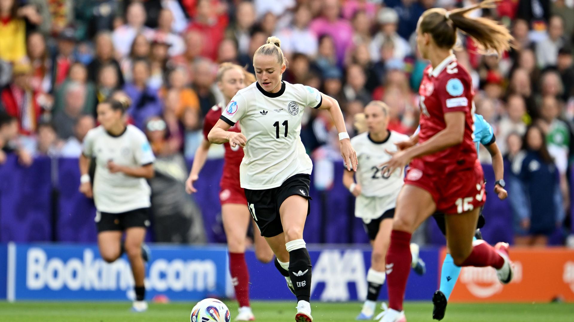 Deutschlands Lea Schüller (M) und Dänemarks Frederikke Thögersen kämpfen um den Ball in Basel, Schweiz.