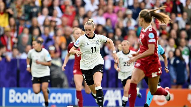 Lea Schüller aus Deutschland und Frederikke Thögersen aus Dänemark kämpfen um den Ball.