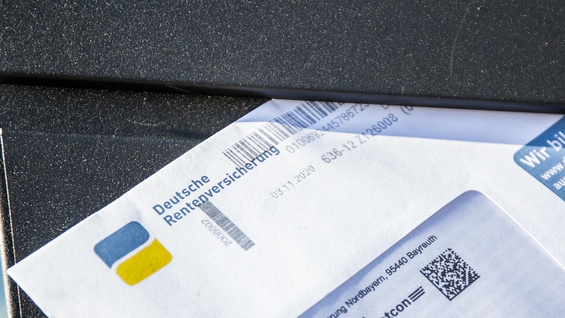 Ein Brief der Deutschen Rentenversicherung steckt in einem Briefkasten