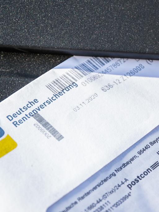 Ein Brief der Deutschen Rentenversicherung steckt in einem Briefkasten