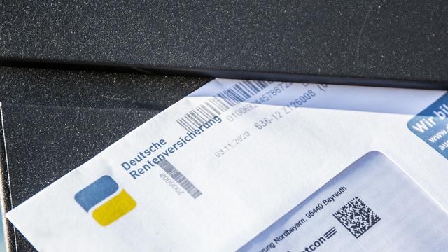 Ein Brief der Deutschen Rentenversicherung steckt in einem Briefkasten