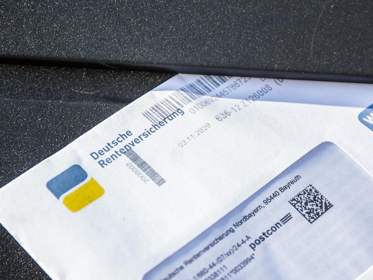 Ein Brief der Deutschen Rentenversicherung steckt in einem Briefkasten