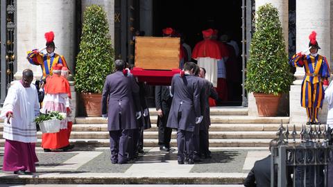 Der Sarg mit dem Leichnam von Papst Franziskus wird in die Basilika Santa Maria Maggiore in Rom gebracht.