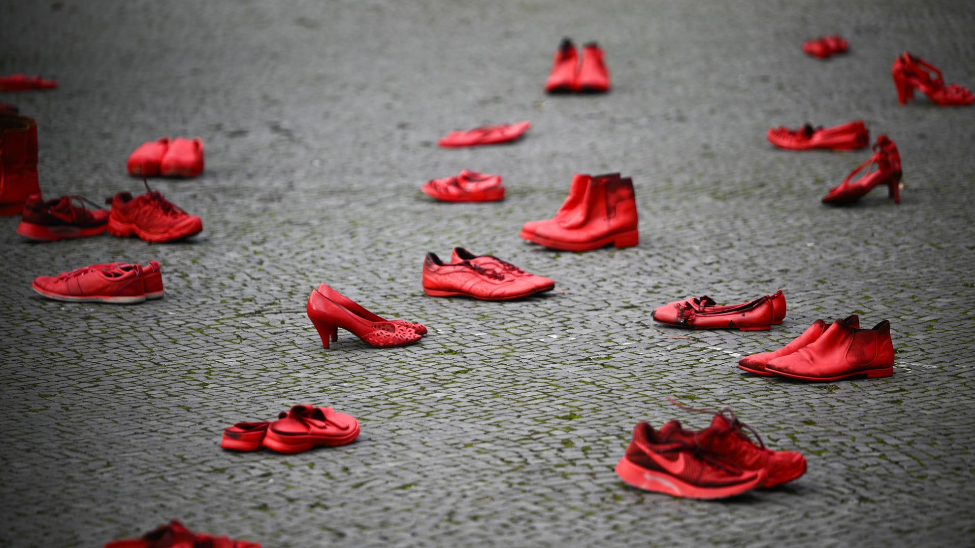 Rote Schuhe stehen anlässlich des Internationalen Tags für die Beseitigung von Gewalt gegen Frauen am Rathaus Tiergarten. Rote Schuhe stehen anlässlich des Internationalen Tags für die Beseitigung von Gewalt gegen Frauen am Rathaus Tiergarten.