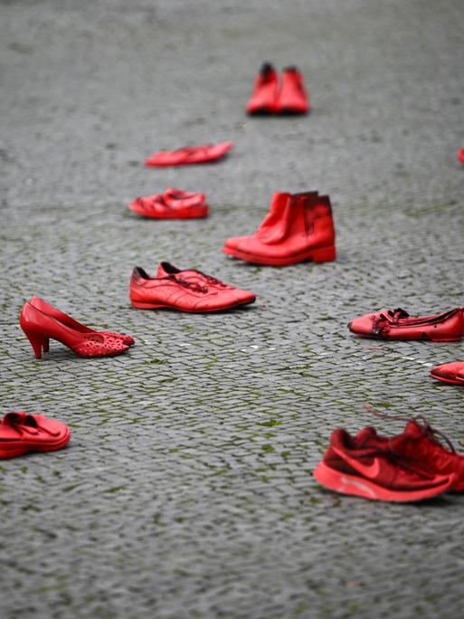 Rote Schuhe stehen anlässlich des Internationalen Tags für die Beseitigung von Gewalt gegen Frauen am Rathaus Tiergarten. 