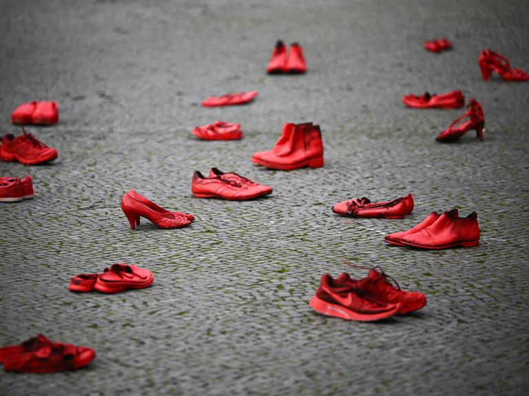 Rote Schuhe stehen anlässlich des Internationalen Tags für die Beseitigung von Gewalt gegen Frauen am Rathaus Tiergarten