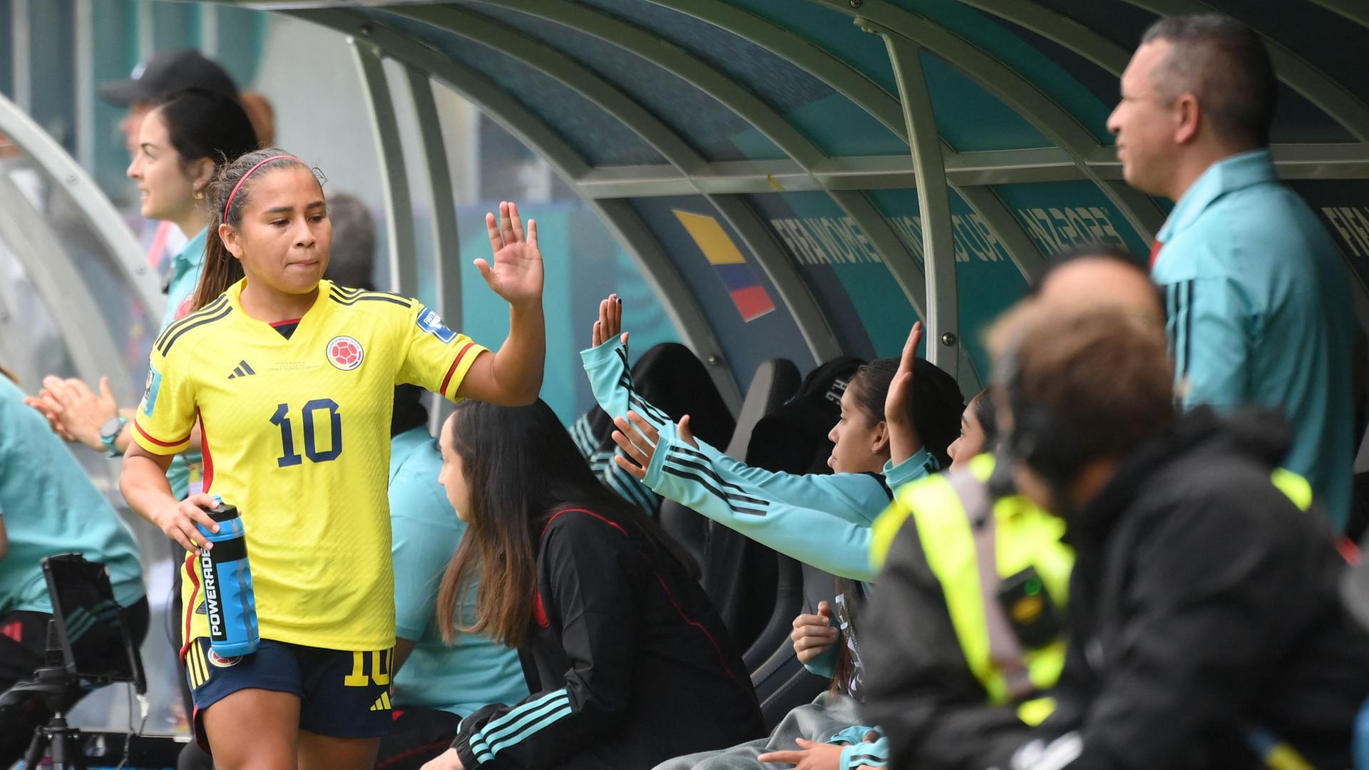 Leicy Santos aus der kolumbianischen Mannschaft klatscht nach dem Sieg gegen Südkorea auf der Ersatzbank ihre Team-Kolleginnen ab. Leicy Santos aus der kolumbianischen Mannschaft klatscht nach dem Sieg gegen Südkorea auf der Ersatzbank ihre Team-Kolleginnen ab.