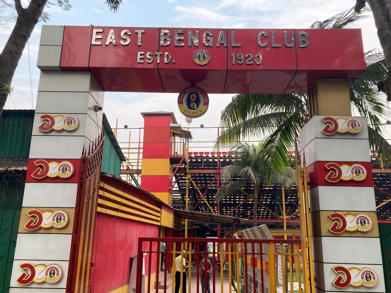Über einem Eingangstor zum Fußballstadion prangt der Vereinsname "East Bengal Club".