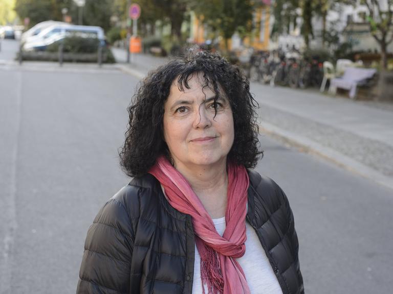 Die Regisseurin und Autorin Freya Klier in der Oderbergestrasse in Berlin Prenzlauer Berg