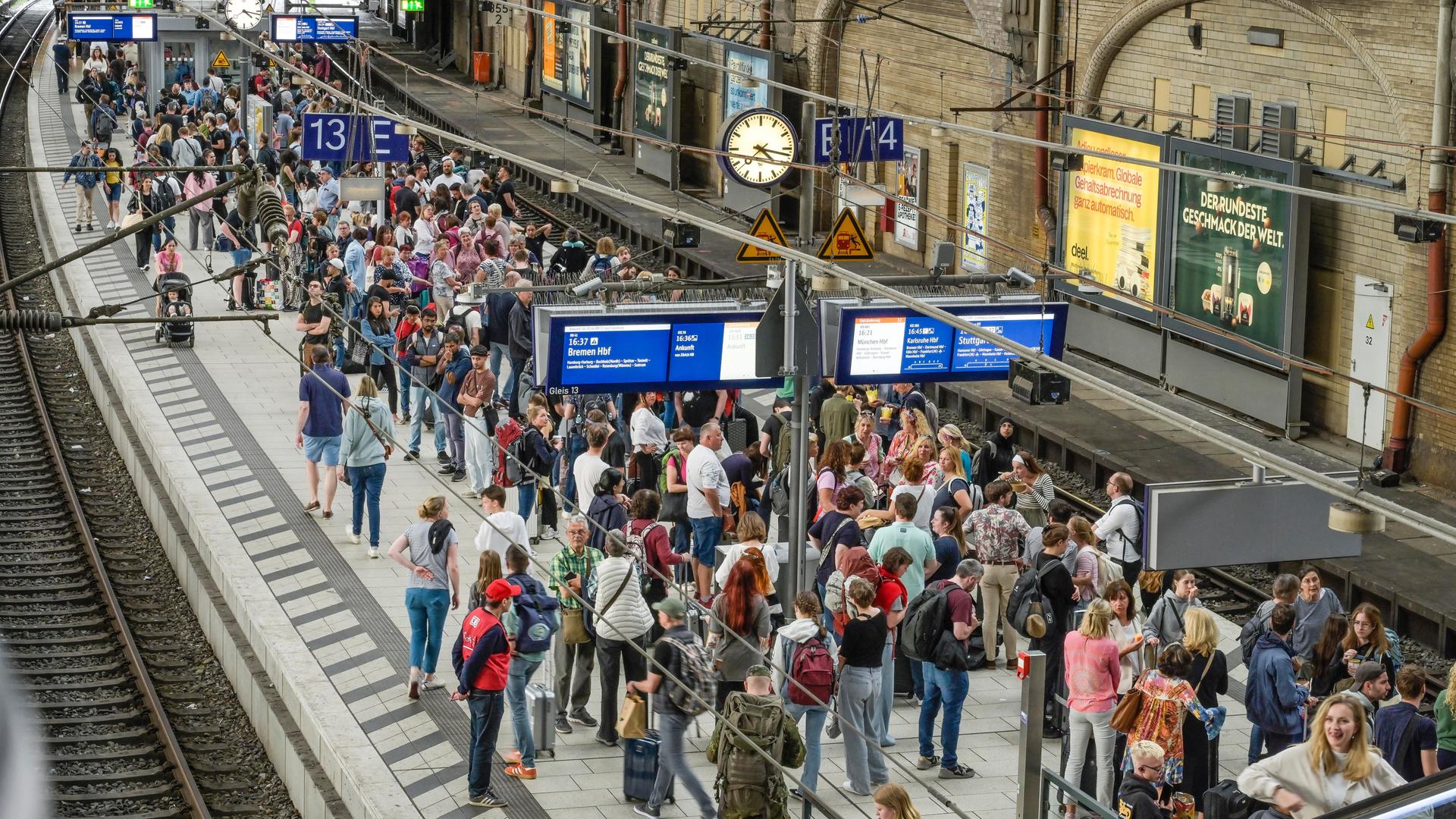 Ein voller Bahnsteig am Hamburger Hauptbahnhof Ein voller Bahnsteig am Hamburger Hauptbahnhof