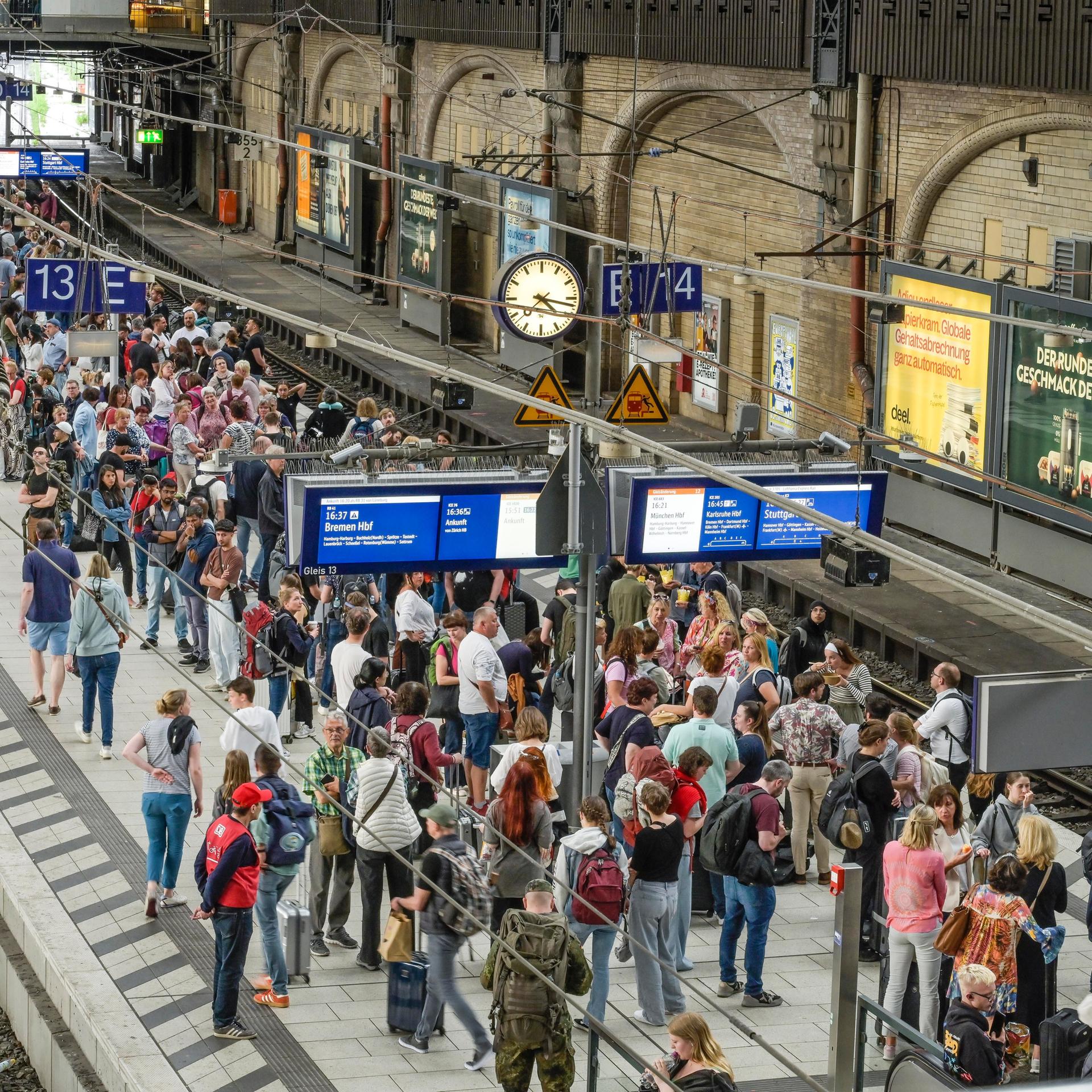 Ein voller Bahnsteig am Hamburger Hauptbahnhof