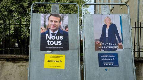 Wahlplakate in Frankreich werben für Präsident Emmanuel Macron und seine Herausforderin Marine Le Pen.